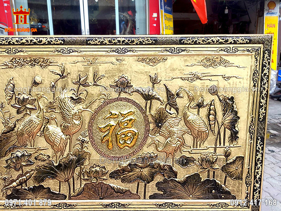 Bề mặt tranh được làm màu giả cổ mang lại sự cổ kính và sang trọng